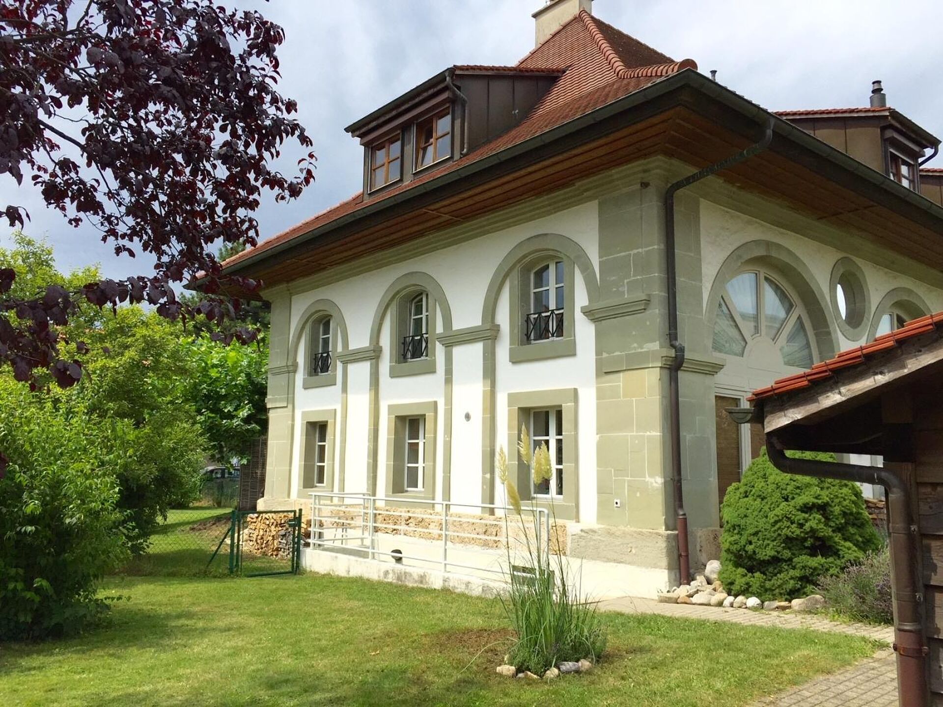 FRIBOURG - QUARTIER DU TORRY EN LIMITE DU QUARTIER DU JURA «EN EXCLUSIVITÉ» BEL APPARTEMENT DE STANDING DE 4.5 PIÈCES «AVEC TERRASSES ET GRAND JARDIN PRIVATIF»